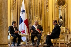 El embajador de Vietnam en México y Panamá, Nguyen Van Hai, presenta las cartas credenciales al presidente panameño, José Raúl Mulino Quintero. Foto: VNA