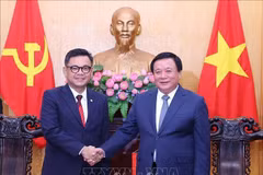 Nguyen Xuan Thang, miembro del Buró Político del Partido Comunista de Vietnam (PCV) y director de la Academia Nacional de Política Ho Chi Minh y Ace Hasan Syadzily, presidente de la LEMHANNAS (Fuente: VNA)