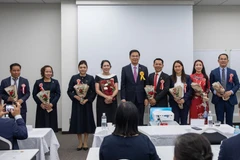 El embajador de Vietnam en Japón, Pham Quang Hieu (centro), entrega flores para felicitar a la nueva Junta Directiva de la Asociación Empresarial de Vietnam en Japón. (Foto: VNA)