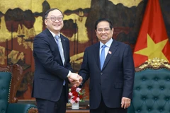 El primer ministro de Vietnam, Pham Minh Chinh (derecha) recibe a Chou Jia Yi, presidente para la región Asia-Pacífico del Grupo PowerChina (Fuente: VNA)