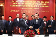 En la firrma de la Carta de Intención (CDI) entre Long An y Qinghai para establecer lazos de amistad entre ambas localidades (Fuente: VNA)