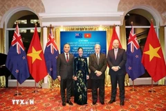 El embajador de Vietnam en Nueva Zelanda, Phan Minh Giang (izquierda), y su esposa posan una foto con el ministro de Asuntos Exteriores de Nueva Zelanda, Winston Peters, y el viceministro de Asuntos Exteriores, Grahame Morton, en la ceremonia (Foto: VNA)