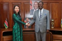 La vicecanciller vietnamita Nguyen Minh Hang y el premier y ministro de Relaciones Exteriores y de la Diáspora de Kenia, Musalia Mudavadi (Fuente: VNA)