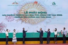 Delegados lanzan el Premio Eco-Escuelas de la ASEAN 2025. (Foto: VNA)
