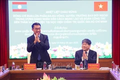 Nguyen Duy Bac (derecha), vicepresidente permanente de la Academia Nacional de Política de Ho Chi Minh, y Bounleua ​​Phandanouvong, presidente interino de la Comisión de Relaciones Exteriores del Comité Central del Partido Popular Revolucionario de Laos (Fuente: VNA)
