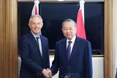 El secretario general del Partido Comunista de Vietnam, To Lam, y el ex primer ministro británico Tony Blair (Fuente: VNA)