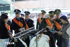 Los guardias fronterizos de Vietnam y China hacen cumplir las leyes fronterizas a los comerciantes en mercados fronterizos (Fuente: VNA)