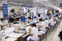 Trabajadores de una fábrica textil que exporta productos en Garco 10 en Hanoi. Foto: TTXVN