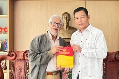 El Embajador de Vietnam en Venezuela, Vu Trung My, entrega un obsequio conmemorativo a Jorge Rondón Uzcátegui. Foto: Embajada de Vietnam en Venezuela