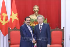 El secretario general del Partido Comunista To Lam recibe a Gautam Adani, presidente del grupo indio Adani (Fuente: VNA)