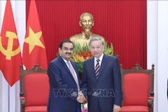 El secretario general del Partido Comunista To Lam recibe a Gautam Adani, presidente del grupo indio Adani (Fuente: VNA)