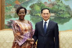 El viceprimer ministro de Vietnam, Bui Thanh Son, y la secretaria general de la Organización Internacional de la Francofonía (OIF), Louise Mushikiwabo (Fuente: VNA)