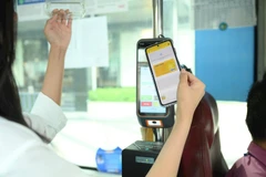 Pago sin contacto con tarjeta NAPAS en la red de autobuses. Foto: nhandan.vn