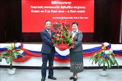 El embajador vietnamita en Vientiane, Nguyen Minh Tam y la subtitular de la Comisión de Propaganda y Entrenamiento del Comité Central del Partido Popular Revolucionario de Laos, Vilavone Phanthavong (Fuente: VNA)