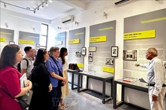 El grupo de trabajo visita el Museo de Fotografía Lai Xa, en la comuna de Hoai Duc, Hanoi. Foto: VNA