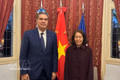 La embajadora de Vietnam en Argentina, Ngo Minh Nguyet, y el senador Jorge Milton Capitanich, presidente del Grupo Parlamentario de Amistad con Asia. (Fuente: VNA)