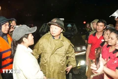 El viceprimer ministro Tran Hong Ha visita a los residentes de la calle Chi Lang en la ciudad de Hue, que se encuentra inundada (Fuente: VNA)