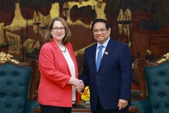 El primero ministro de Vietnam, Pham Minh Chinh, recibe a Reva Price, presidenta de la USCC (Fuente: VNA)