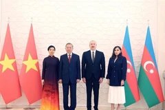El presidente de Azerbaiyán, Ilham Aliyev (segundo de derecha) y su esposa presiden hoy la ceremonia de bienvenida al secretario general del Partido Comunista de Vietnam, To Lam (segundo de izquierda) y su cónyuge (Fuente: VNA)