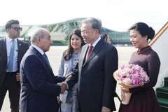El primer viceprimer ministro de Azerbaiyán, Yagub Eyyubov recibe al secretario general del PCV, To Lam y a su esposa en el Aeropuerto Internacional Heydar Aliyev de Bakú. (Foto: VNA)