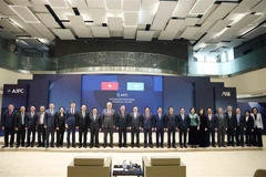 El secretario general To Lam y la delegación vietnamita visitan el Centro Financiero de Astaná (Fuente: VNA)