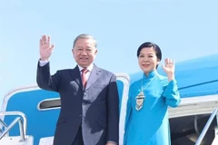El secretario general del PCV, To Lam, y su esposa parten de Astaná para iniciar una visita de Estado a Azerbaiyán. (Foto: VNA)
