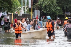 Equipos de rescate evacuan a personas de una zona inundada en la ciudad de Navotas, Filipinas, el 10 de noviembre de 2025. (Foto: Xinhua/VNA)