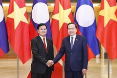 El presidente de la Asamblea Nacional de Vietnam, Tran Thanh Man (derecha) y el secretario general del Partido Popular Revolucionario de Laos (PPRL) y presidente de ese país, Thongloun Sisoulith (Fuente: VNA)