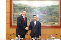 El miembro de Buró Político y permanente del Secretariado del Comité Central del Partido Comunista de Vietnam (PCV), Tran Cam Tu, recibe al vicepresidente del gobernante Partido Socialista Unido de Venezuela (PSUV), Jesús Faría (Fuente: VNA)