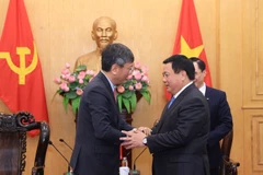 El director de la Academia Nacional de Política de Ho Chi Minh, Nguyen Xuan Thang, recibió al embajador de India en Vietnam. Foto: VNA
