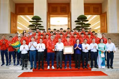 El primer ministro de Vietnam, Le Minh Hung, se reúne y felicita a la selección de fútbol sub-17 (Fuente: VNA)