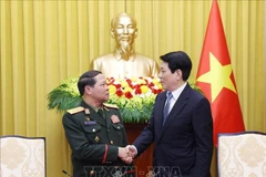 El presidente de Vietnam, Luong Cuong, (derecha) recibe al teniente general Vongsone Inpanphim, viceministro de Defensa y jefe del Departamento General de Política del Ejército Popular de Laos (Fuente: VNA)