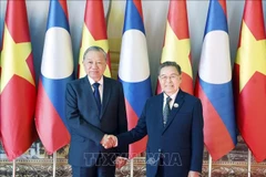 El secretario general del Partido Comunista de Vietnam (PCV), To Lam, (izquierda) y el titular de la Asamblea Nacional de Laos, Saysomphone Phomvihane (Fuente: VNA)