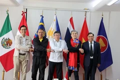 Los embajadores del ACMC posan para una foto grupal en la ceremonia de entrega. Foto: VNA.