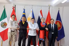 Los embajadores del ACMC posan para una foto grupal en la ceremonia de entrega. Foto: VNA.
