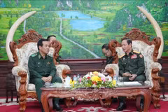 El ministro de Defensa Nacional de Laos, el coronel general Khamlieng Outhakaysone (derecha), y el comandante de la Guardia Fronteriza de Vietnam se reunieron el 10 de octubre. (Foto: VNA)