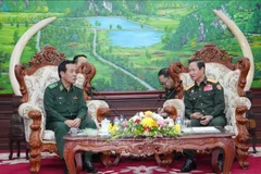 El ministro de Defensa Nacional de Laos, el coronel general Khamlieng Outhakaysone (derecha), y el comandante de la Guardia Fronteriza de Vietnam se reunieron el 10 de octubre. (Foto: VNA)