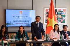 El viceprimer ministro Nguyen Van Thang se reúne con representantes de expertos vietnamitas en los campos de las finanzas y la tecnología. Foto: VNA
