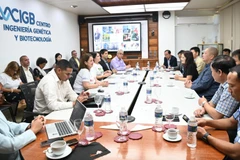 En la sesión de trabajo entre la delegación vietnamita y el Centro de Ingeniería Genética y Biotecnología de Cuba (Foto: VNA)