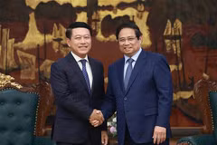 El primer ministro vietnamita, Pham Minh Chinh (derecha) recibe al vicepremier laosiano Saleumxay Kommasith (Fuente: VNA)