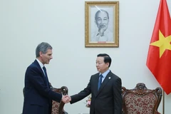 El viceprimer ministro de Vietnam, Tran Hong Ha (derrecha) recibe a Rodolphe Saadé, presidente y director ejecutivo del Grupo CMA-CGM (Fuente: VNA)