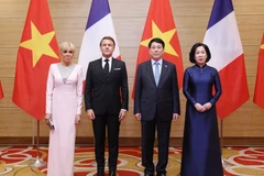 El presidente vietnamita Luong Cuong y su esposa con el presidente francés Emmanuel Macron y su cónyuge. Foto: VNA
