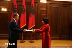 La embajadora vietnamita en Grecia, concurrente en Albania, Pham Thi Thu Huong, presentó sus cartas credenciales al presidente albanés, Bajram Begaj (Fuente: VNA)