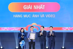 Se entregan medallas y certificados conmemorativos a los ganadores del primer premio en categoría de video y fotografía (Fuente: VNA)