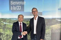 El embajador de Vietnam en Francia, Dinh Toan Thang, (izquierda) y presidente de la CCI, Normandie, Vincent Laudat (Fuente: VNA)