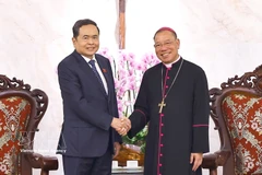 el presidente de la Asamblea Nacional de Vietnam, Tran Thanh Man, y el arzobispo Vu Van Thien (Fuente: VNA)