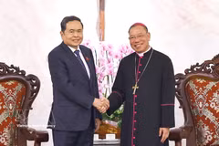 el presidente de la Asamblea Nacional de Vietnam, Tran Thanh Man, y el arzobispo Vu Van Thien (Fuente: VNA)