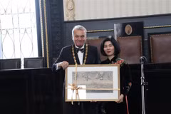 La vicepresidenta permanente del Consejo Popular de Hanoi, Phung Thi Hong Ha, y el alcalde de Praga, Bohuslav Svoboda (Fuente: VNA)