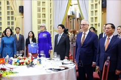 El presidente vietnamita, Luong Cuong, y su esposa ofrecen un solemne banquete en honor de la gobernadora general de Australia, Sam Mostyn, y su cónyuge (Fuente: VNA)