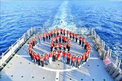Vietnamitas en el extranjero en el "Gran Viaje de Solidaridad" en abril de 2025. Este viaje es un programa anual organizado por SCOVA en colaboración con el Comando de la Armada desde 2012. (Foto: VNA)